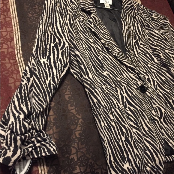 Stylish Zebra print short/crop blazer - Picture 2 of 4